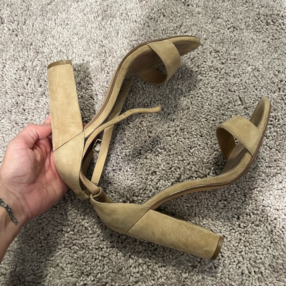 Nude colored Steve Madden “Carrson” heels SZ 8